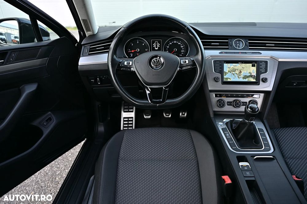 Volkswagen Passat 2.0 TDI Trendline - 17