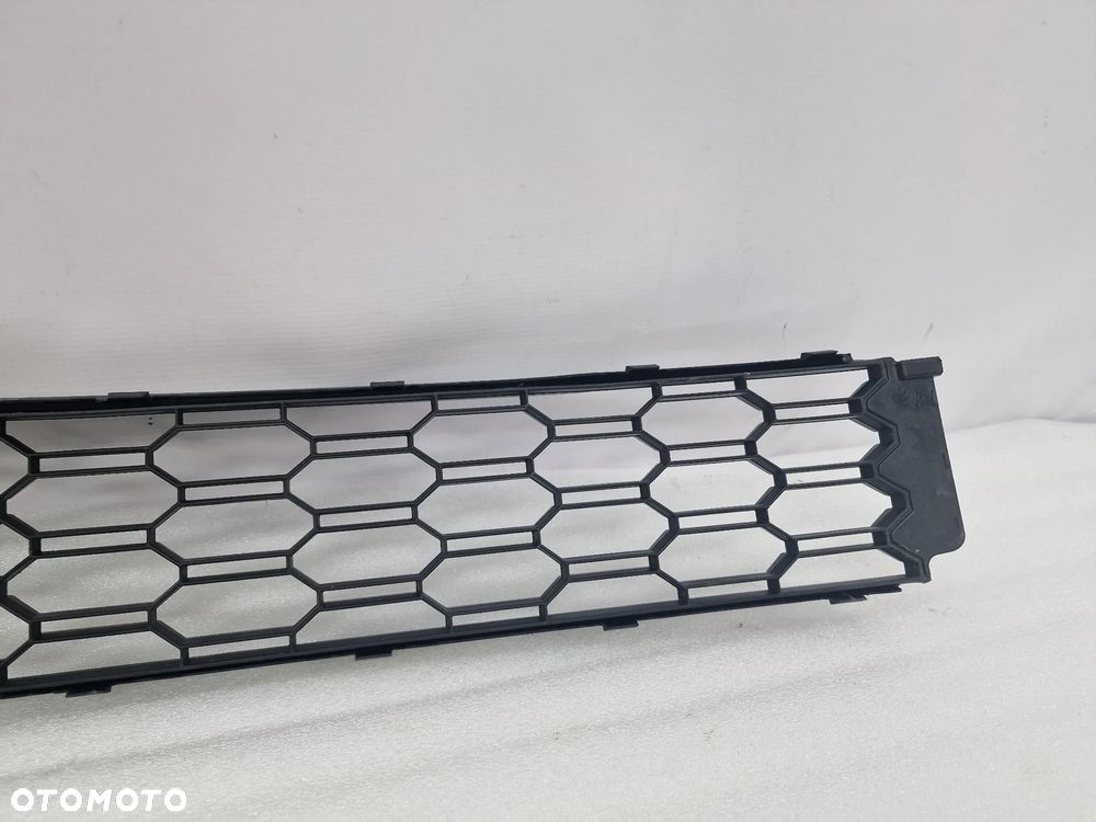 SKODA SCALA 657 19- KRATKA ŚRODKOWA ZDERZAKA PRZEDNIEGO PRZÓD , NR 657853677 , NR AUKCJI KR66 - 7