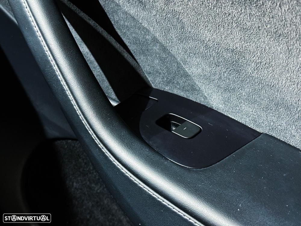 Tesla Model Y Long Range Dual Motor AWD - 31