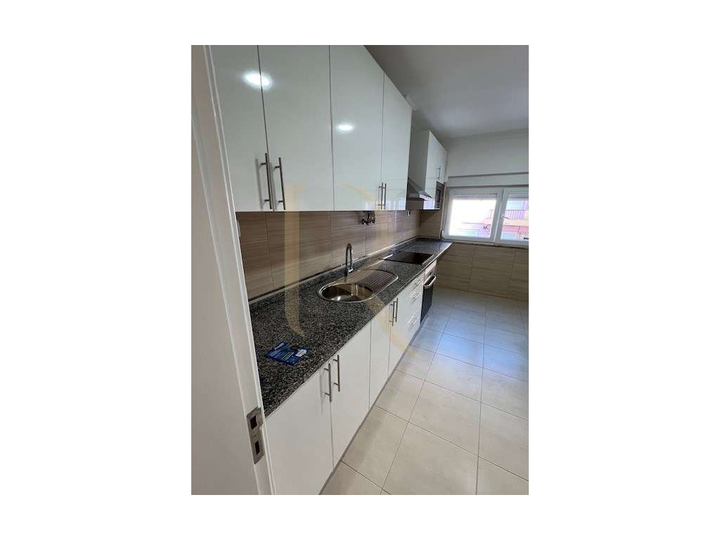 Apartamento T2 totalmente remodelado com garagem na Torre da Marinha - Grande imagem: 2/10