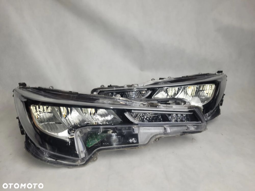 TOYOTA COROLLA E21-LAMPA PRZEDNIA PRZÓD - 2
