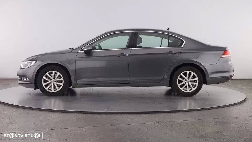 VW Passat 1.6 TDI Highline - 17