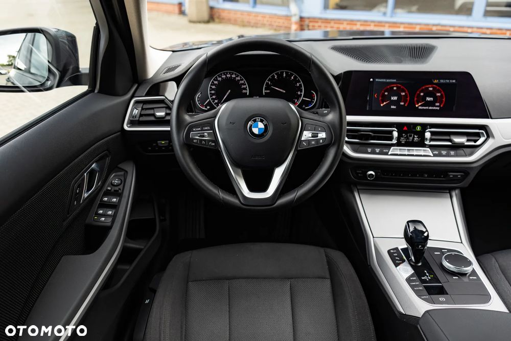 BMW Seria 3 320i - 24