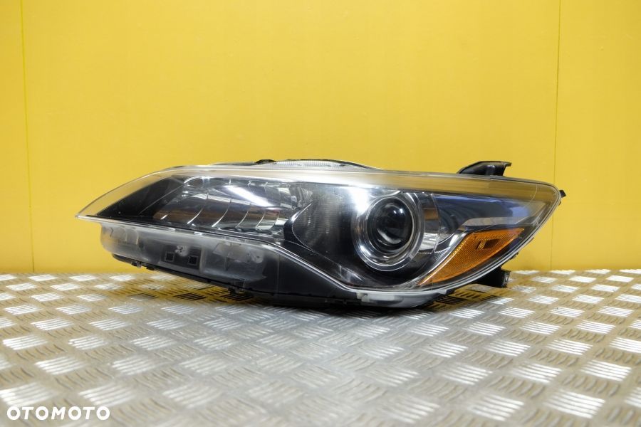 TOYOTA CAMRY 2015- REFLEKTOR LAMPA ZWYKŁA SOCZEWKOWA LEWA CIEMNA USA - 1
