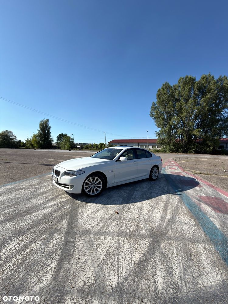 BMW Seria 5 528i - 2