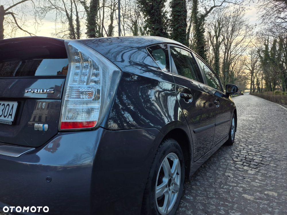 Toyota Prius (Hybrid) Executive - 11