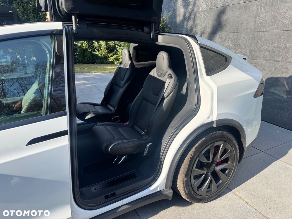 Tesla Model X - 10