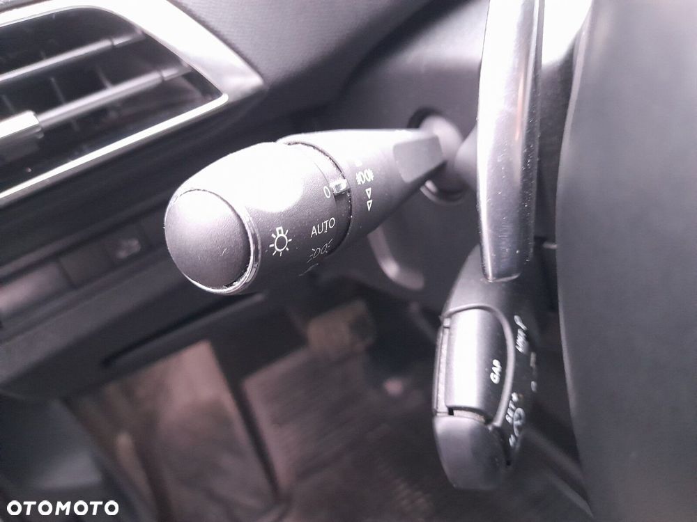 Peugeot 3008 1.2 PureTech Allure S&S EAT8 - 13