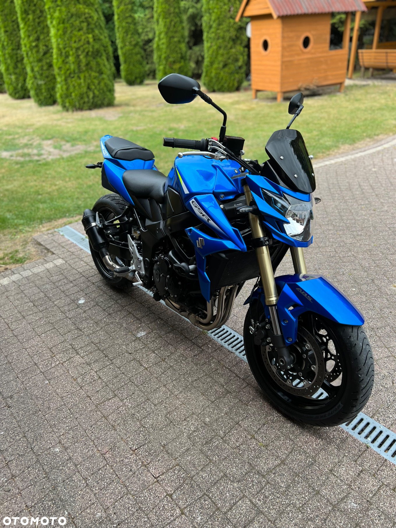 Suzuki GSR - 8