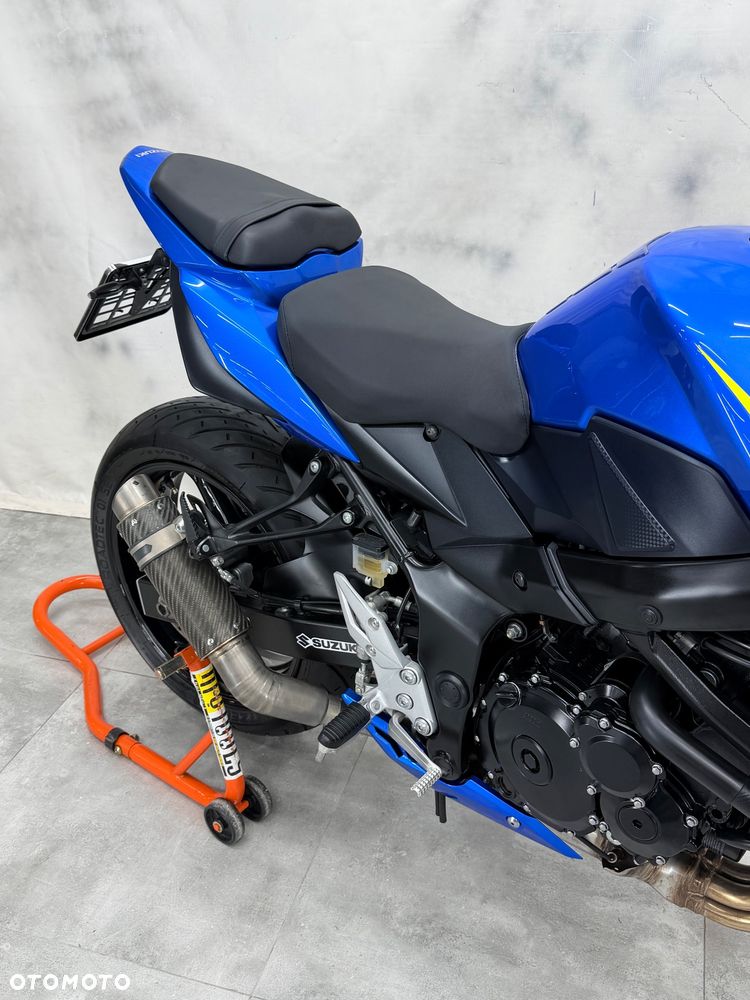 Suzuki GSR - 13