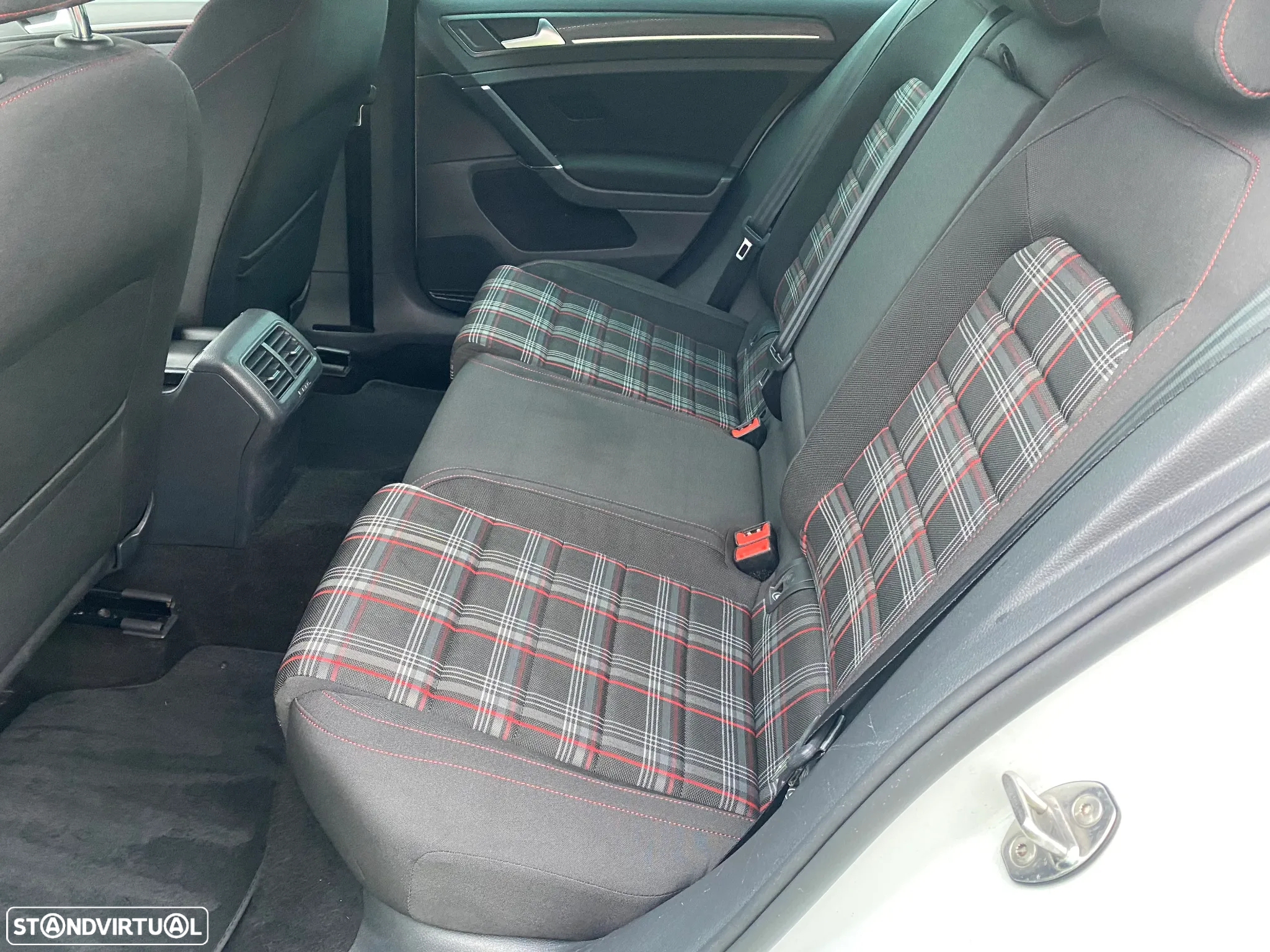 VW Golf 2.0 TSI GTI DSG Performance - 16