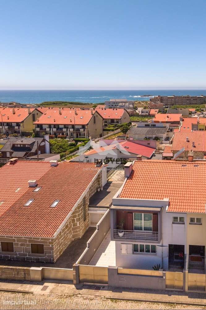 MORADIA T3 COM 3 SUÍTES A 300 METROS DA PRAIA DE MINDELO | A+ | SALÃO - Grande imagem: 4/60