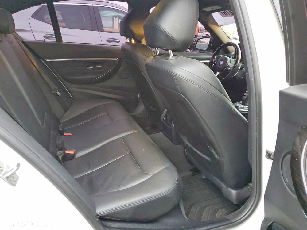 BMW Seria 3 330i xDrive M Sport - 10