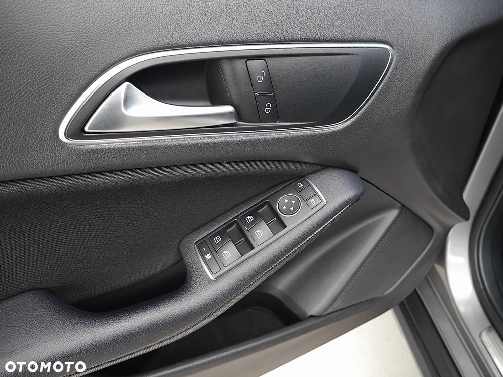 Mercedes-Benz GLA 180 7G-DCT - 23