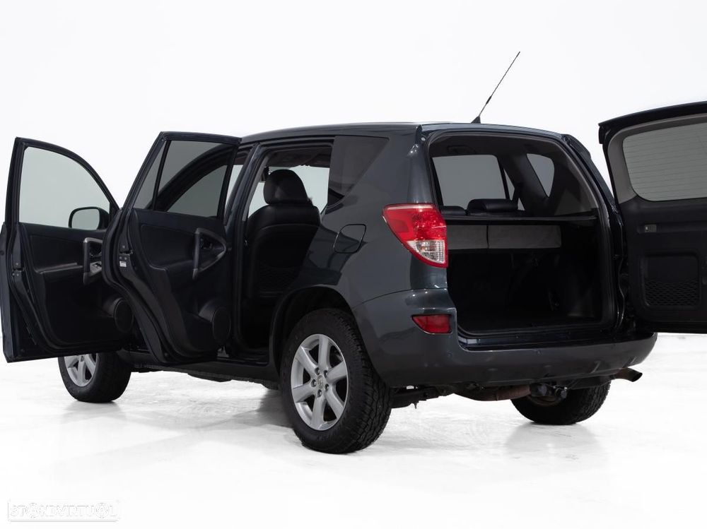 Usado Toyota RAV4 2007 - 10 540 EUR, 285 267 km - Standvirtual.com