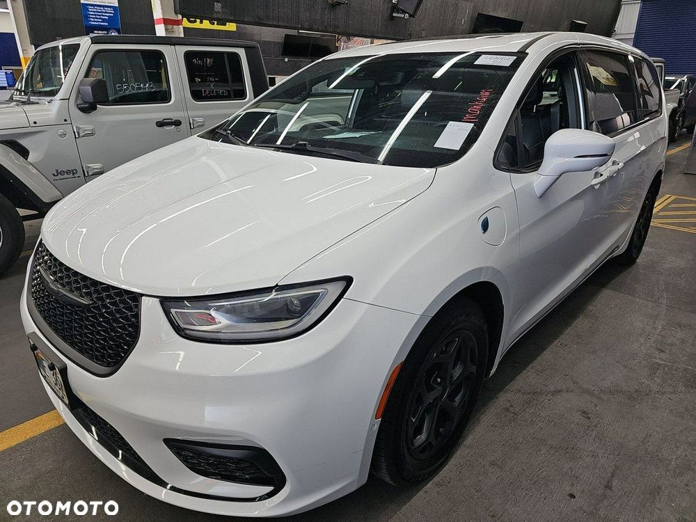 Chrysler Pacifica - 1