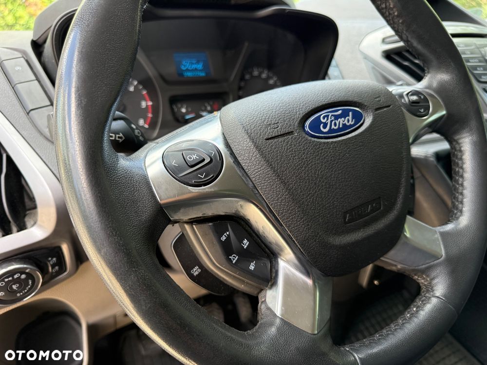 Ford Tourneo Custom - 12
