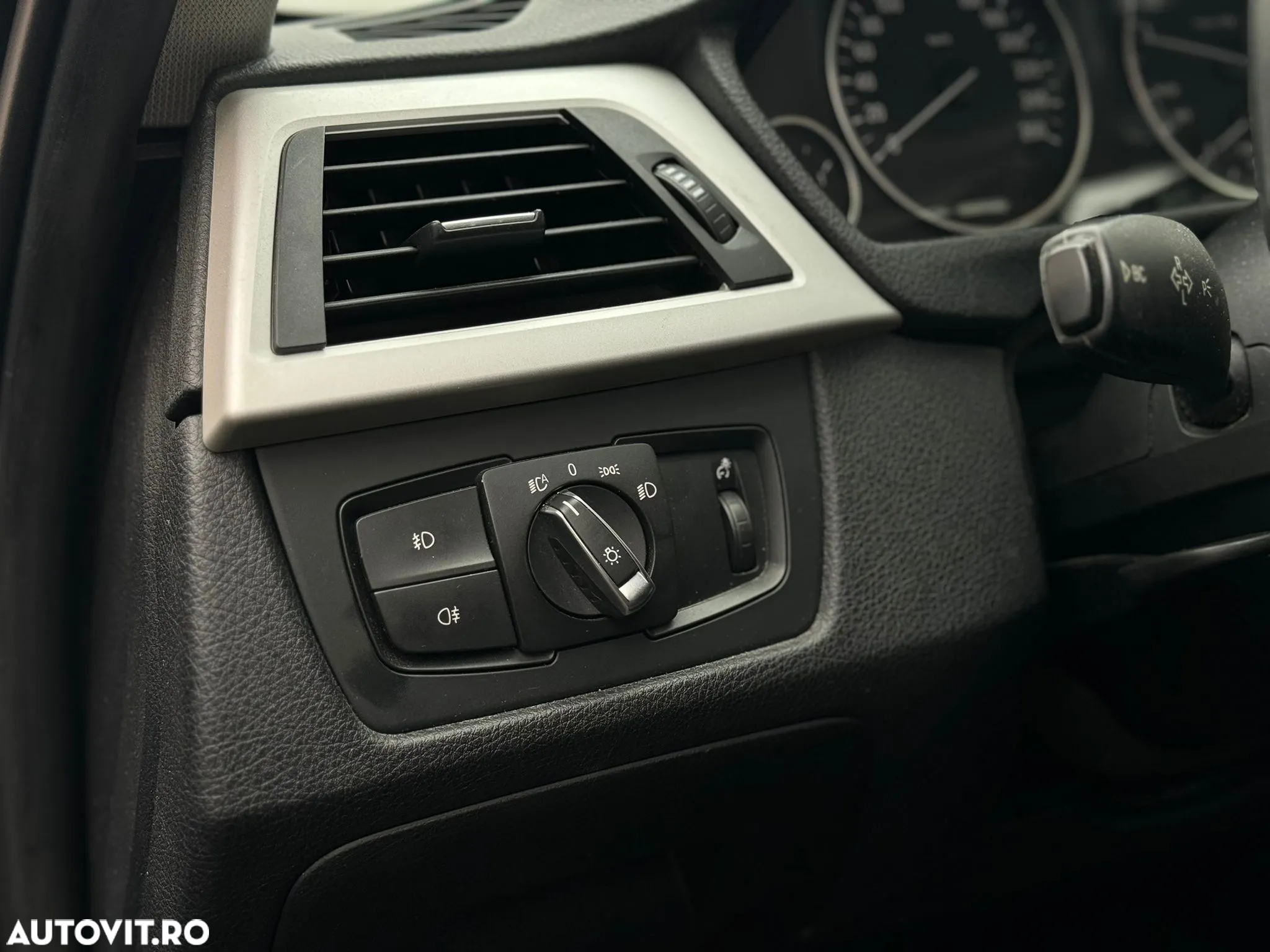 BMW Seria 3 320d DPF Touring Aut. - 35