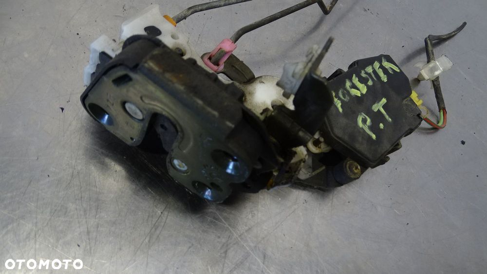ZAMEK PRAWY TYŁ DRZWI SUBARU FORESTER I 2.0 - 5