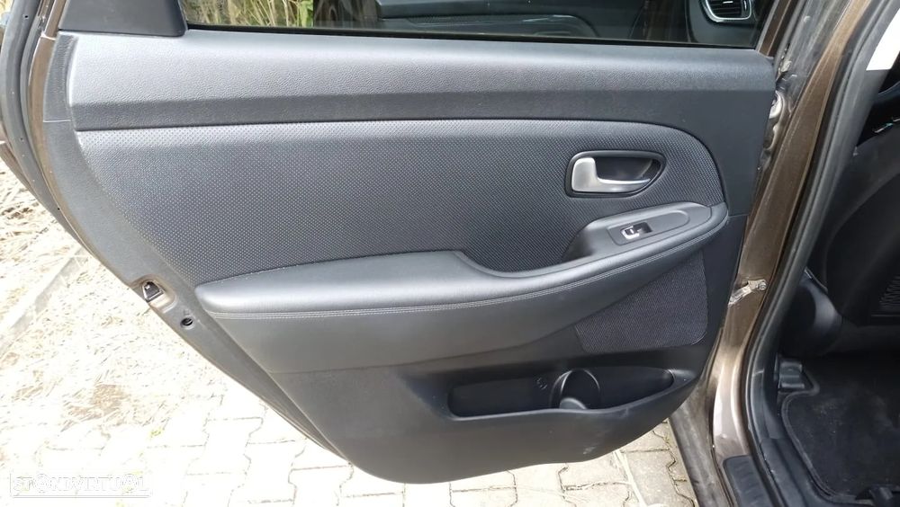 Kia Carens 1.7 CRDi ISG EX - 16