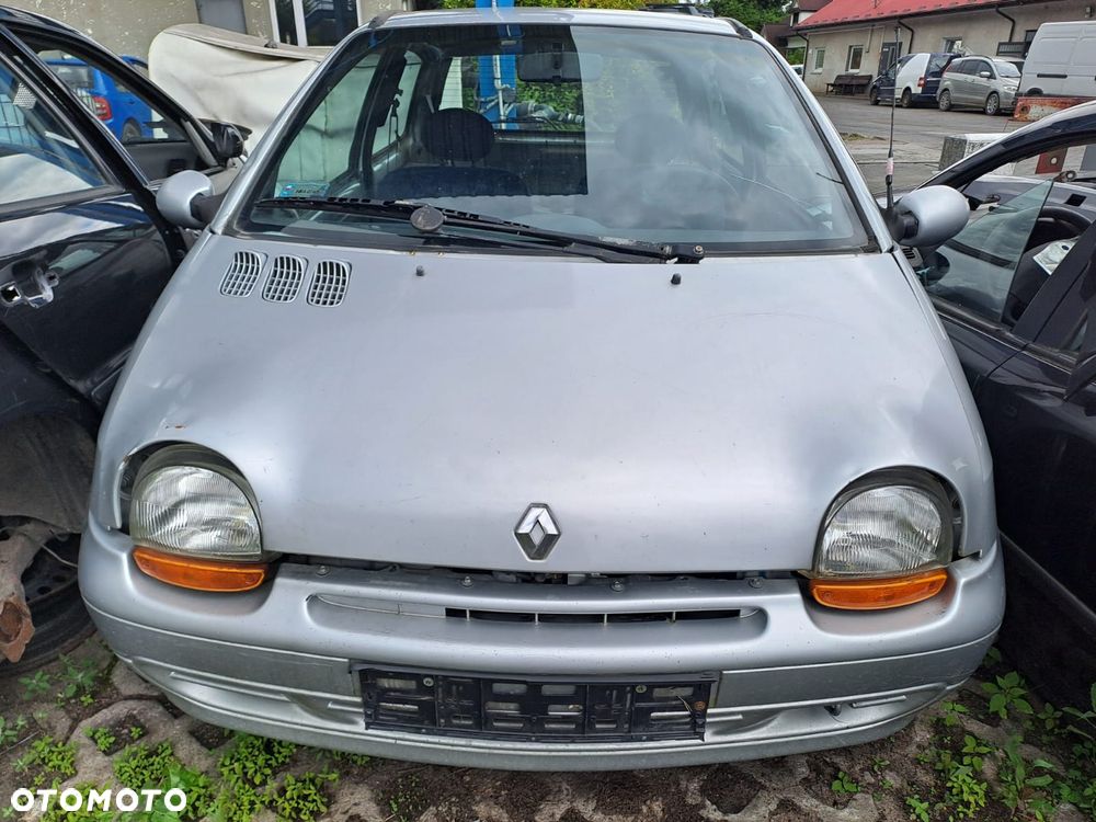 Renault Twingo (98-07r.) 1.2 B 54KM. Silnik C3G 700 ; C3G 702 Skrzynia JB1052. Cały na części. GWARANCJA !!! Przód Tył Zestaw Komplet Drzwi Klapa Zderzak Błotnik Maska Grill Atrapa Szyba Pas Lampa Lusterko Boczki Fotel Kanapa Kokpit Deska Rozdzielcza Przełącznik Włącznik Sterownik Przewody Wiązka Instalacja Moduł Komputer Czujnik Listwa Pompa Alternator Wtryski Głowica Rozrusznik Kompresor Sprzęgło Dwumas Silnik Skrzynia ABS Klimatyzacji Paliwa Wspomagania Kolektor Turbina Przepustnica Zawór Chłodnica Koło Hak Belka Sanki Zawieszenie Mcpherson Półoś Amortyzator Wydech Tłumik Zacisk Most - 2