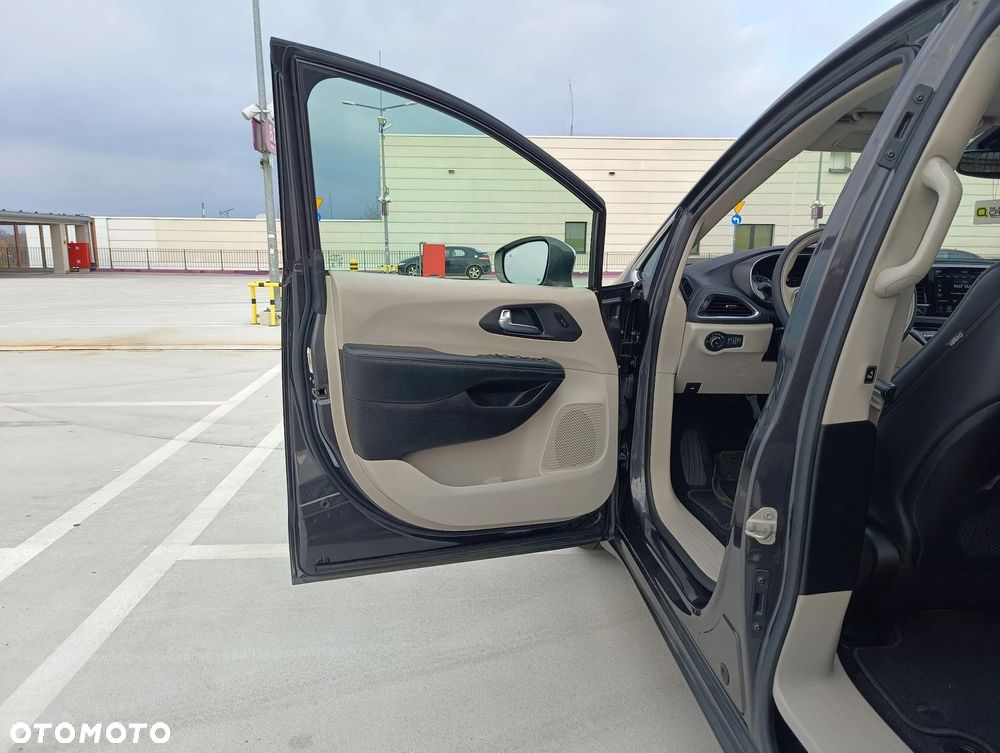 Chrysler Pacifica - 15