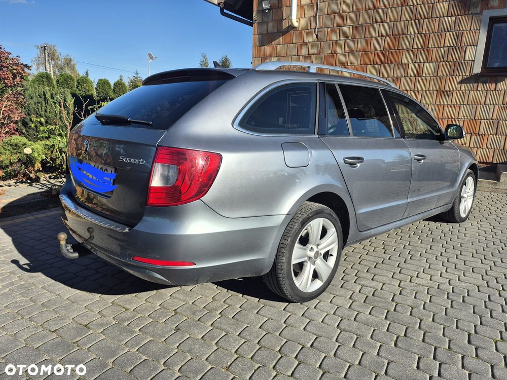 Skoda Superb 2011 photo 4