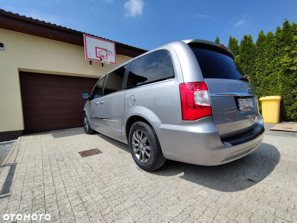 Chrysler Town & Country - 4