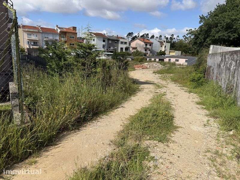 Terreno (2000m2) com armazém - Grande imagem: 2/6