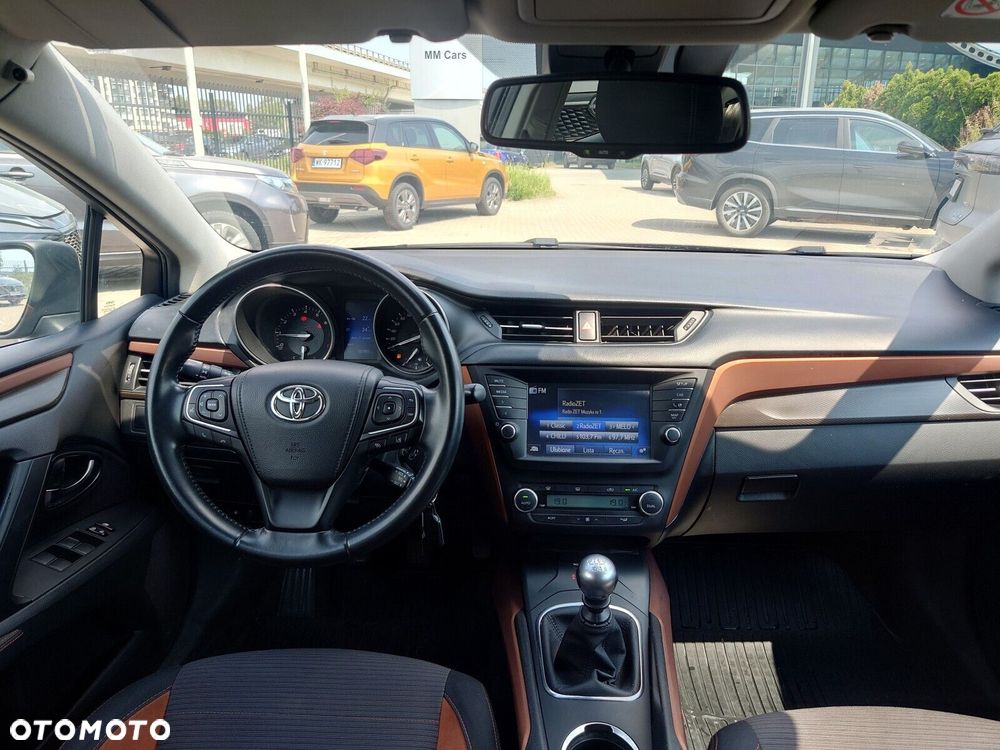 Toyota Avensis 1.8 Premium - 12