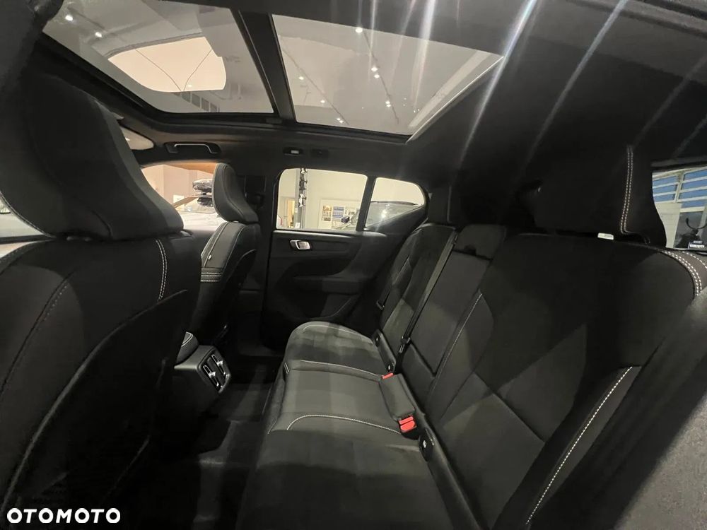Volvo XC 40 B4 AWD Ultimate Dark - 25