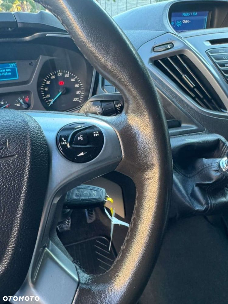 Ford Tourneo Custom - 33