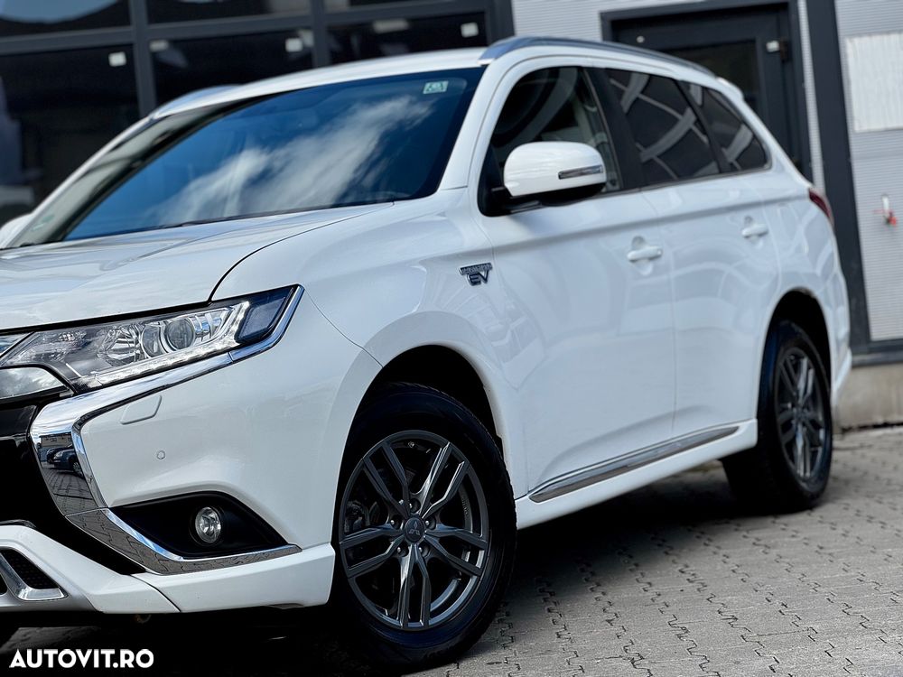 Mitsubishi Outlander 2.4 4WD Plug-In Hybrid Plus - 28