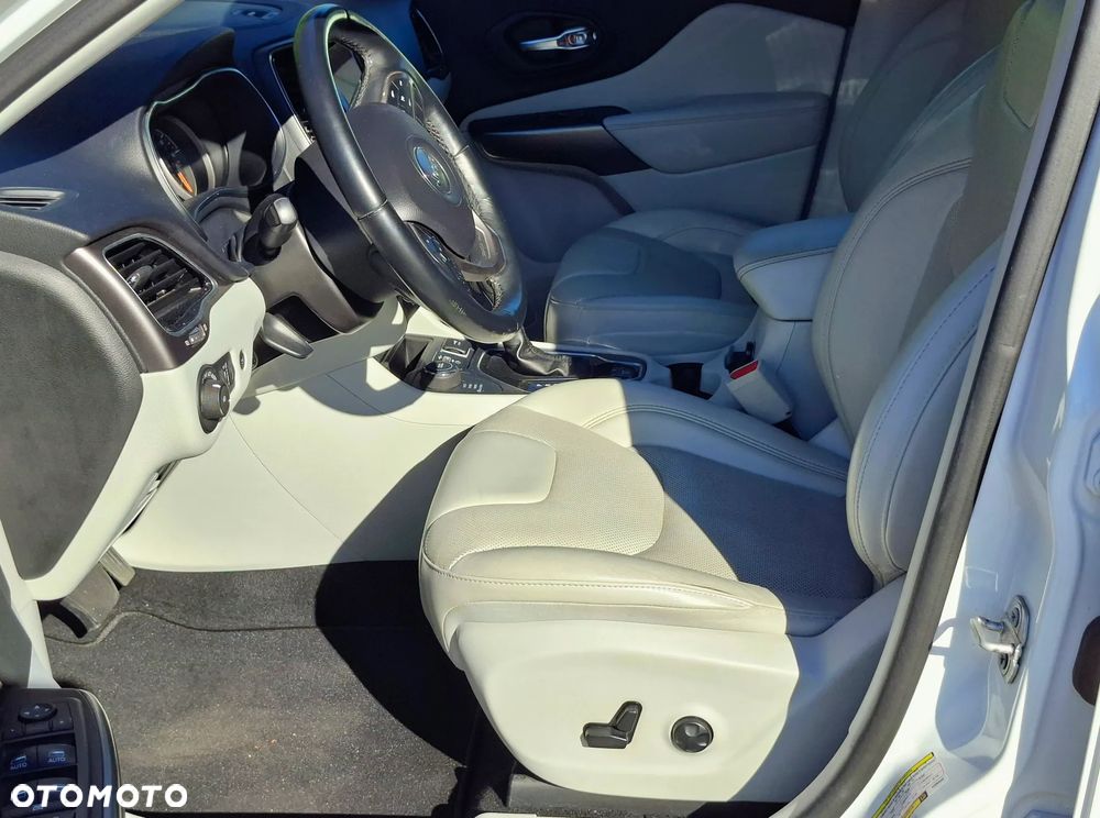 Jeep Cherokee - 25