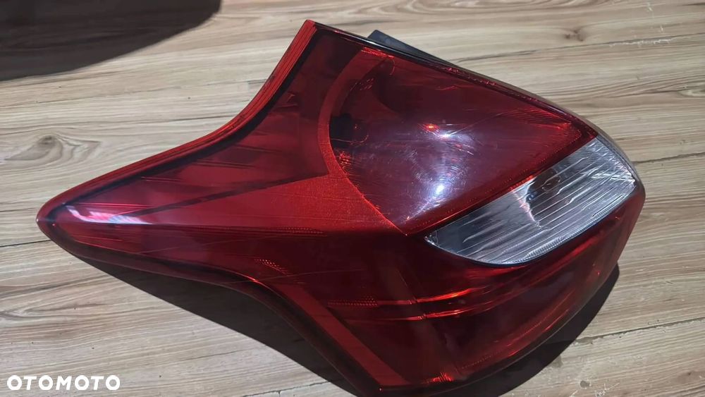 lewa tylna lampa w błotnik ford focus mk3 - 1