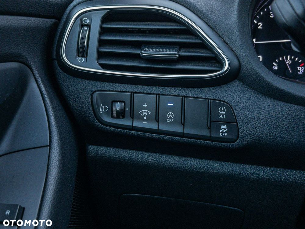 Hyundai i30 1.5 DPI Classic + - 16