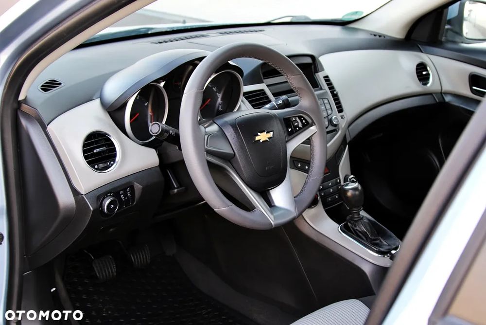 Chevrolet Cruze 1.6 LS+ - 15