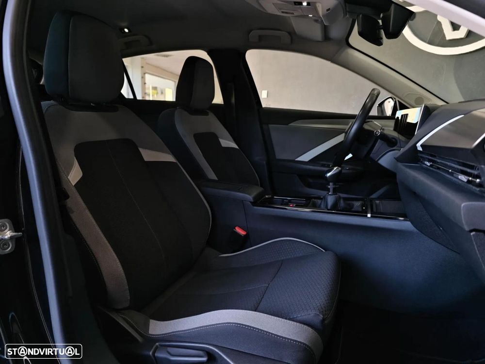 Opel Astra 1.2 T Design & Tech S/S - 42