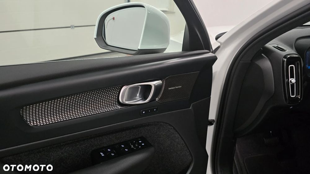 Volvo XC 40 B3 B DKG Ultra Black Edition - 12