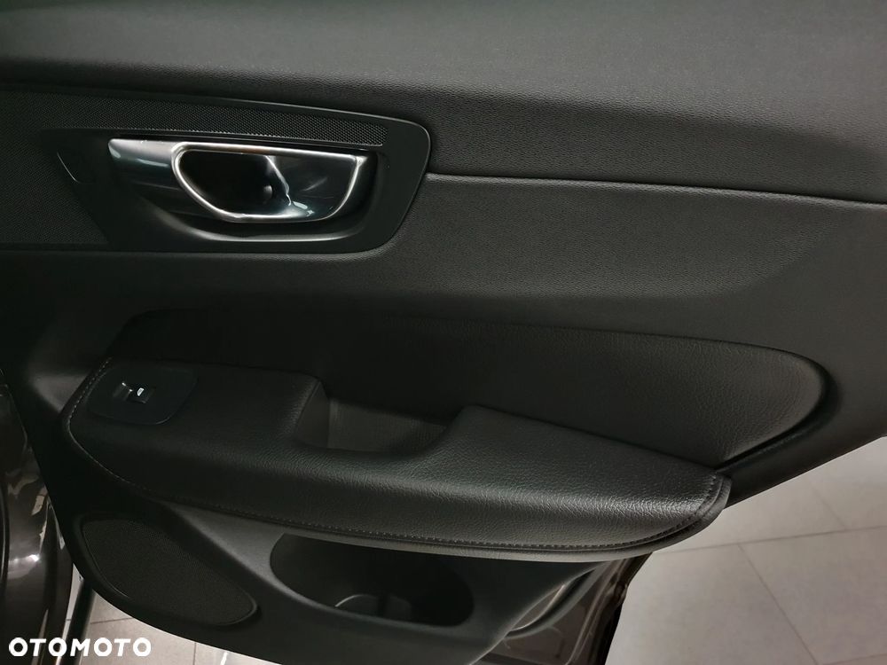 Volvo XC 60 B4 D AWD Ultimate Dark - 25