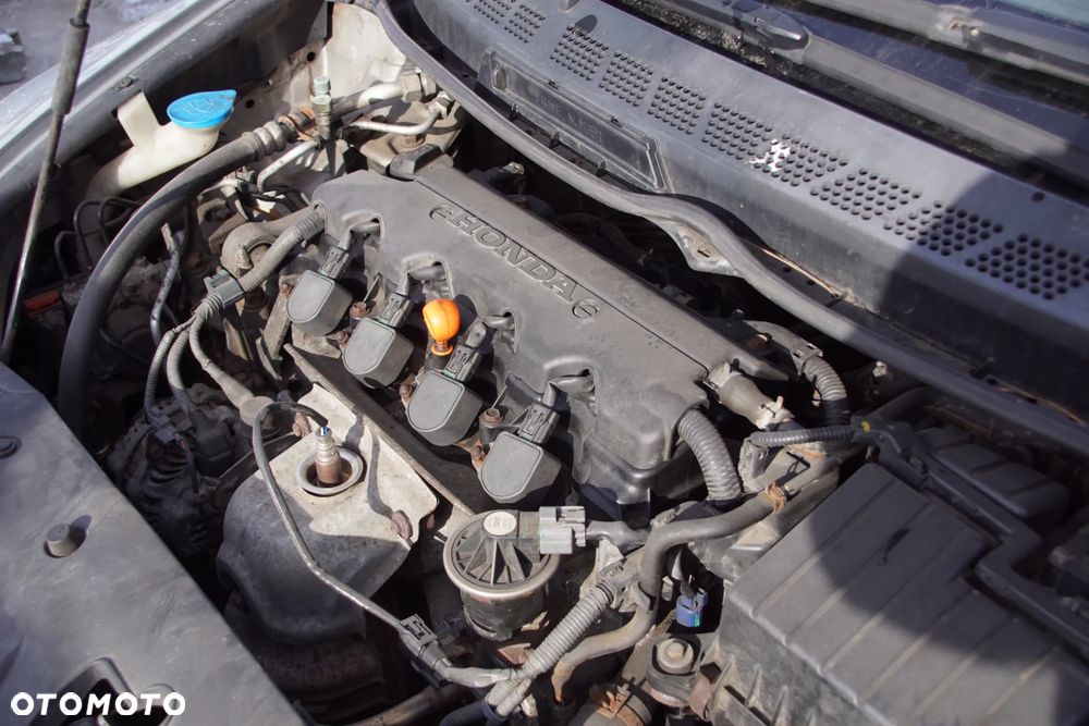 Auto na części - Honda Civic VIII 1.8 i-VTEC 140 KM R18A2 NH700M 2006R Silnik Skrzynia Drzwi Maska Błotnik Klapa Zderzak Lampa Lusterko Klamka Szyba Deska Kokpit Sterownik Moduł Czujnik Licznik Wyświetlacz Panel Kierownica - 17