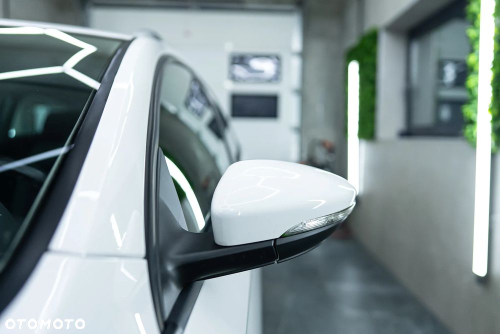 Volkswagen Passat 2.0 TDI DSG BlueMotion Technology R-Line - 11