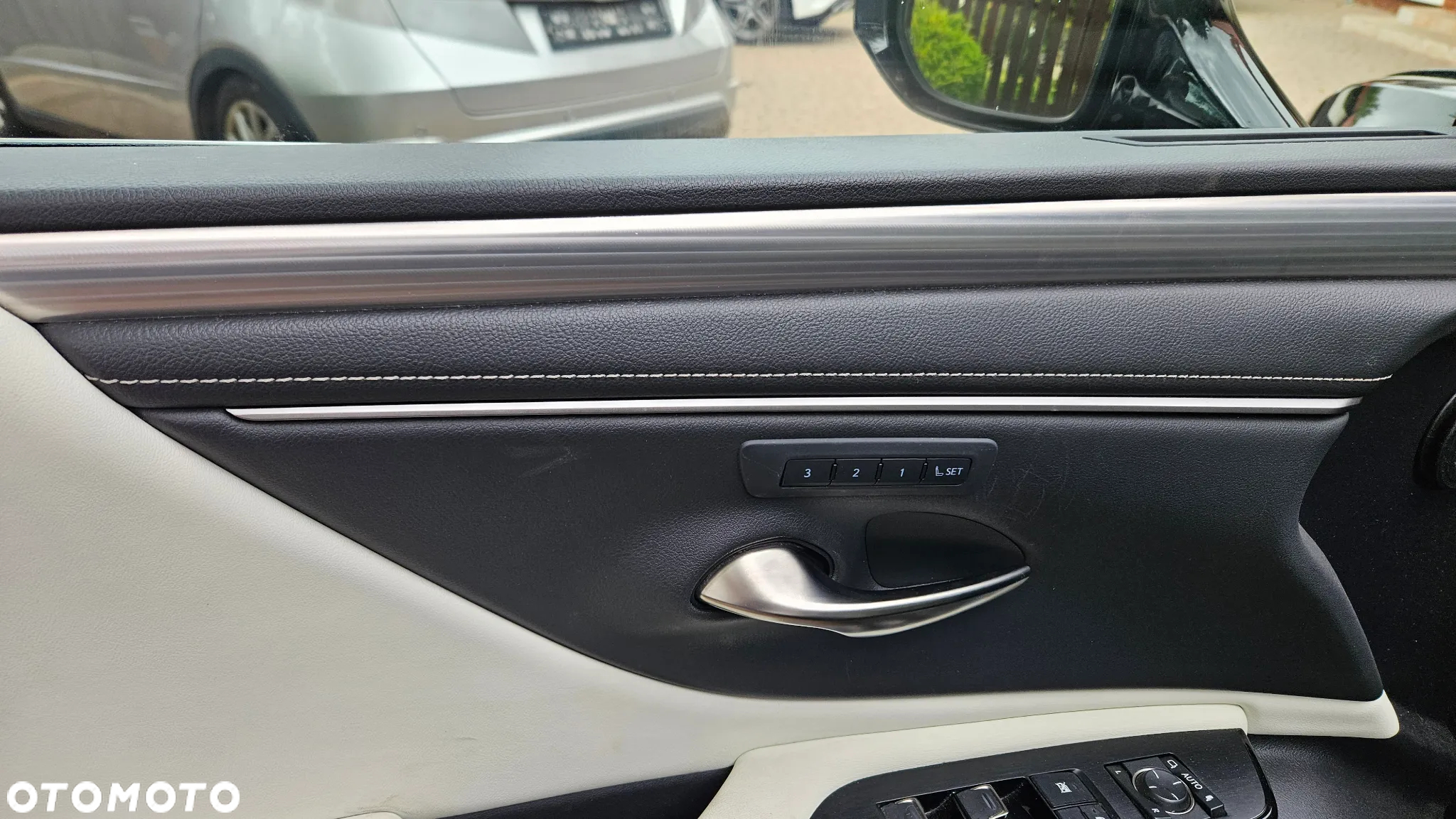 Lexus ES 300h F Sport Edition - 21