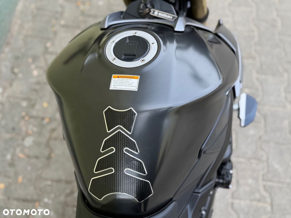 Suzuki GSR - 17