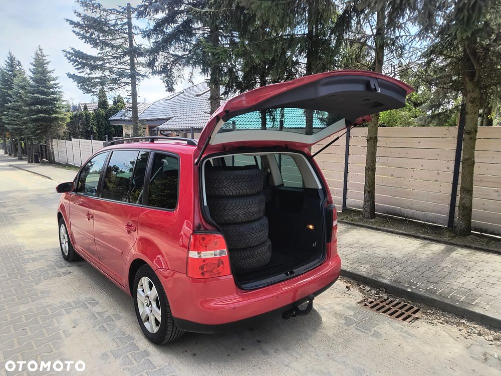 Volkswagen Touran - 12