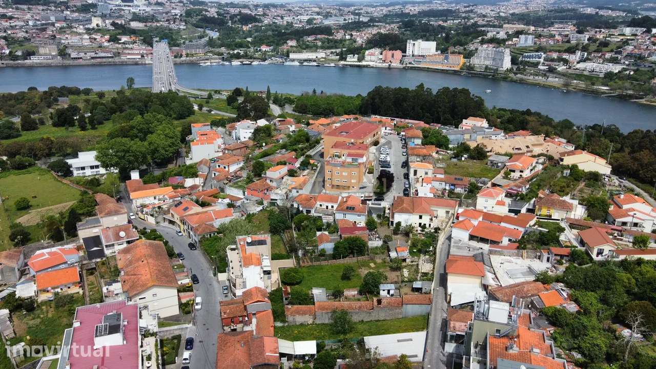 Conjunto de 5 Moradias para Reabilitar com Garagem e Jardim em Localiz - Grande imagem: 4/22