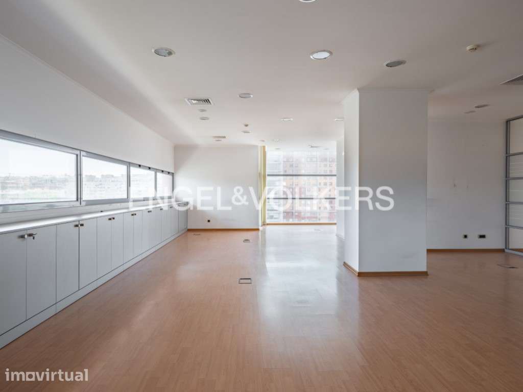 Espaço comercial com garagem em Marvila - Grande imagem: 5/27