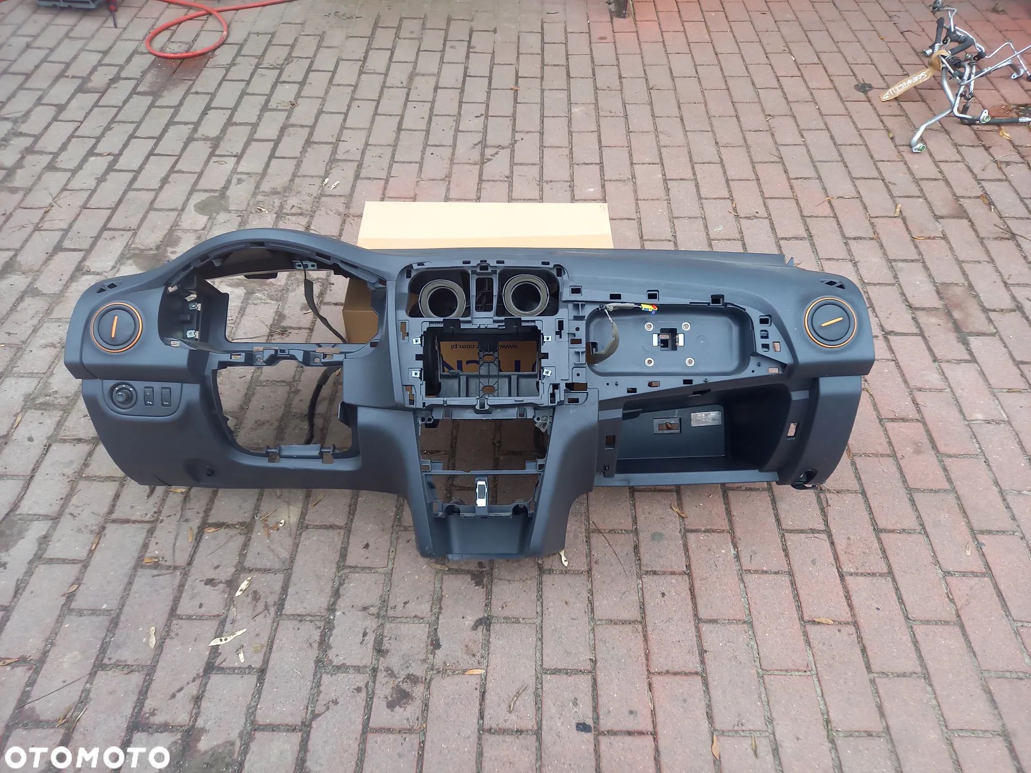 DESKA ROZDZIELCZA KONSOLA DACIA SANDERO II - 1