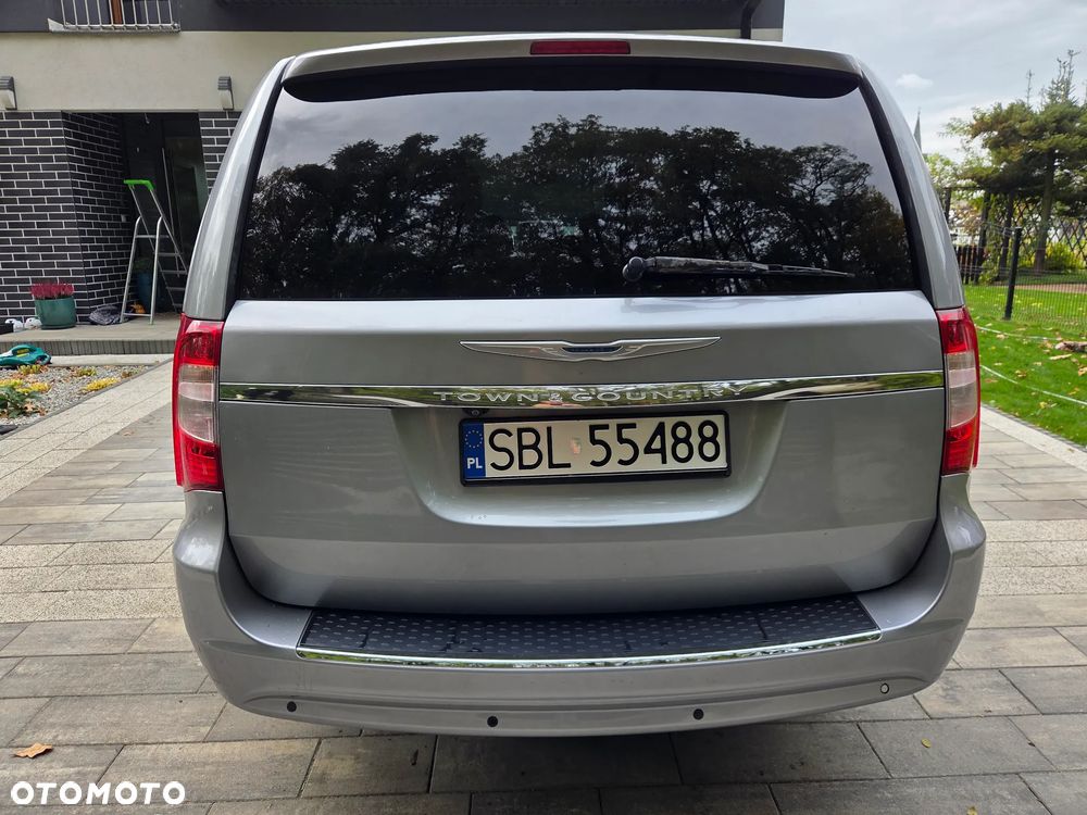 Chrysler Town & Country - 7