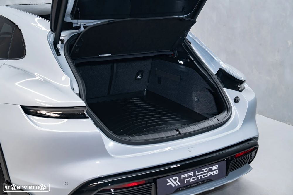 Porsche Taycan Cross Turismo 4 - 16